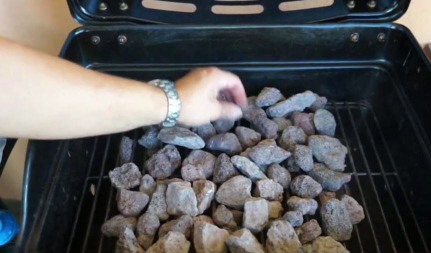 Come pulire pietra lavica per barbecue a gas?