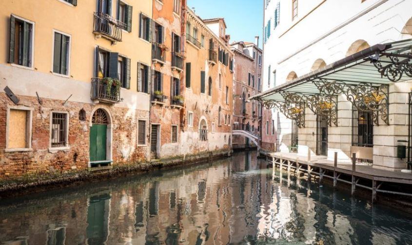 Come sono le fondamenta delle case a Venezia?