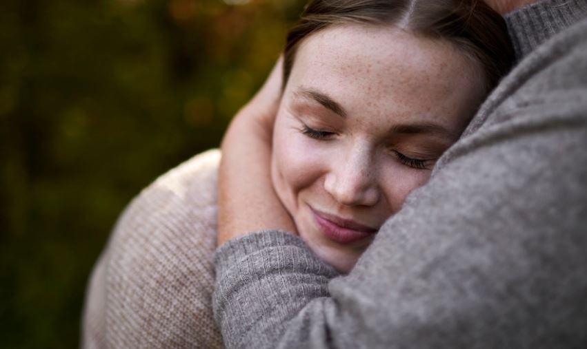 Cosa significa abbracciare una persona