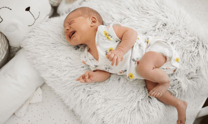Perché i neonati si inarcano?