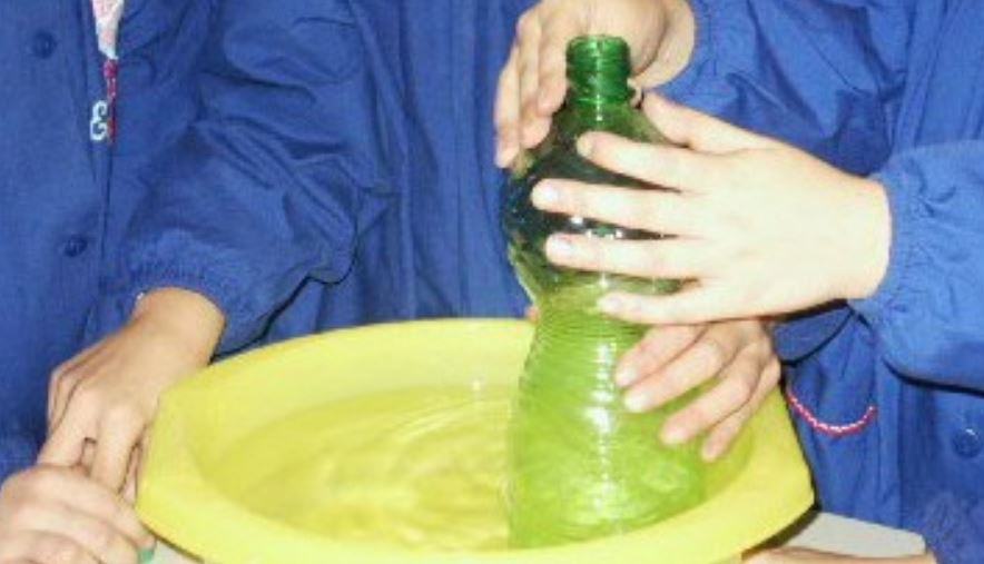 Perché nella bottiglia posta in verticale l'acqua non entra?