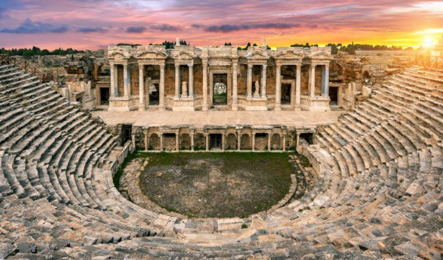 Quali erano le caratteristiche dei teatri greci?