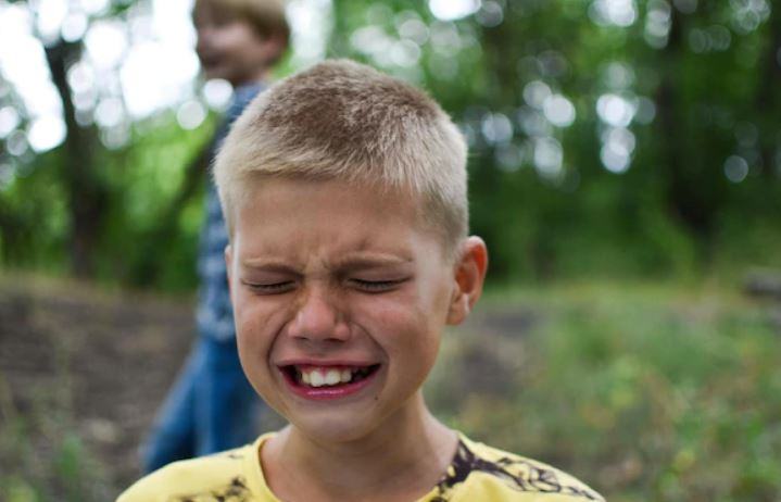 Quando un ragazzo giovane bambino inevitabilmente svegliati piangendo?