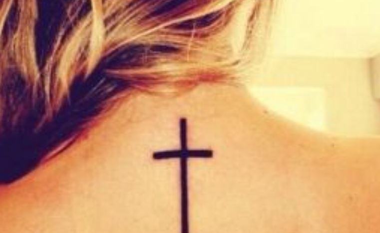 Cosa significa il tatuaggio della croce?